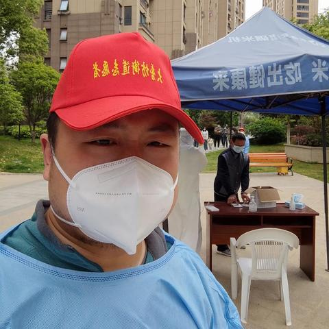 朋友发来消息，说芜湖下了暴雨，问我是否安好。我回他一个笑脸，说这里连一滴雨都没有下。他发来一段视频，车窗外雨刷疯狂摆动，雨水如瀑，能见度不足十米。我抬头看看窗外，阳光正好，晒得人有些发晕